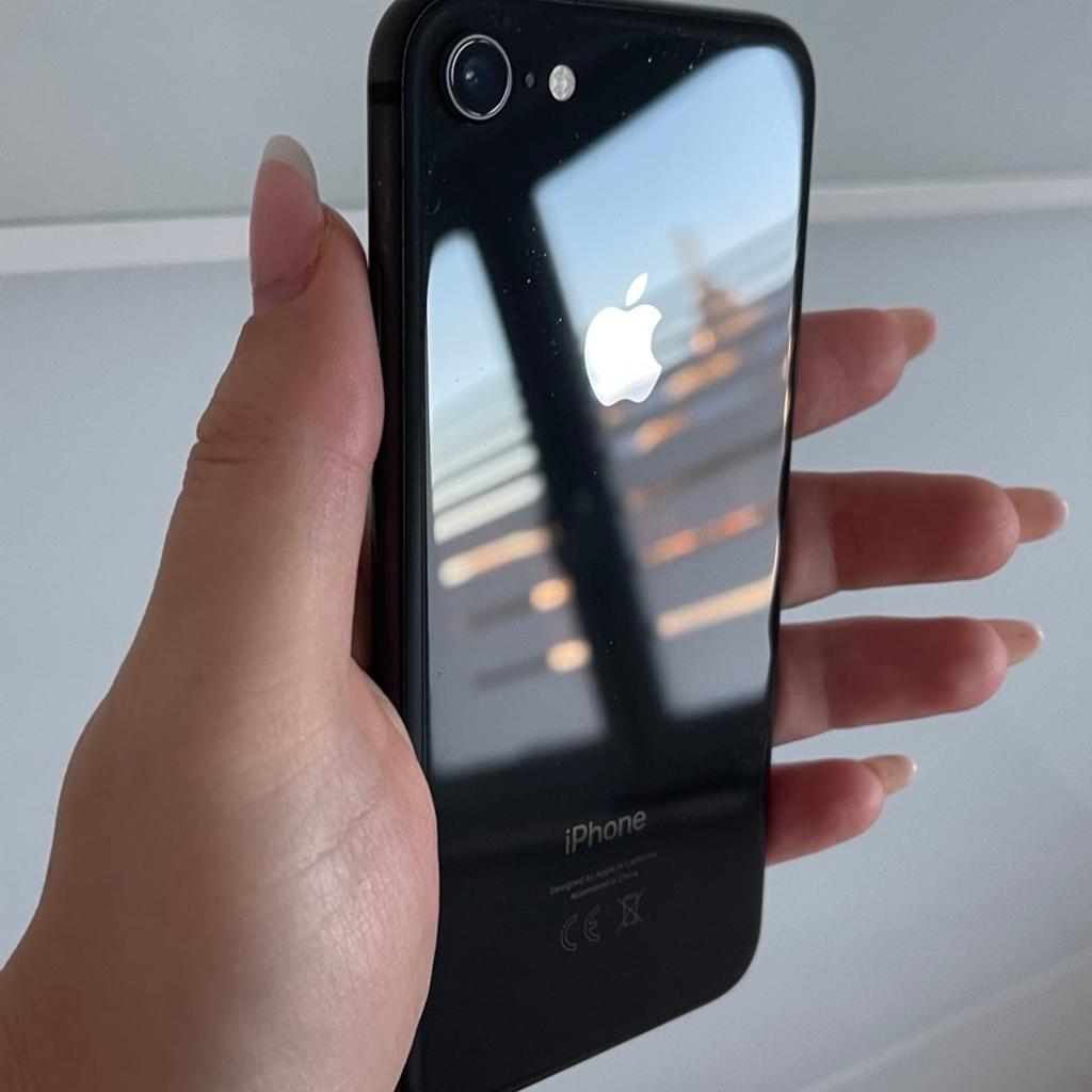 Sehr gut erhaltenes iPhone 8 mit 64 GB in Space Grau. Das iPhone hat einen Akkuzustand von 73%. Am Rahmen haben sich leider die Staubkörner ein wenig zu schaffen gemacht, dies kann jedoch wegpoliert werden. Ansonsten ist das Display, sowie die Rückseite frei von jeglichen Mängeln und in makellosem Zustand.

Mit im Lieferumfang enthalten ist:
1x iPhone 8 inkl originaler Verpackung
1x Aufkleber von Apple
1x Key zum öffnen der SIM Klappe
4x Glasfolie neutral
1x Hülle in schwarz

Bei Bedarf: 2x Homebuttonschutz in schwarz - neu und original verpackt

Zahlung via PayPal möglich, gerne auch mit Käuferschutz, sofern der Käufer die Gebühr übernimmt.

Versand versichert zzgl. ab 5,49€