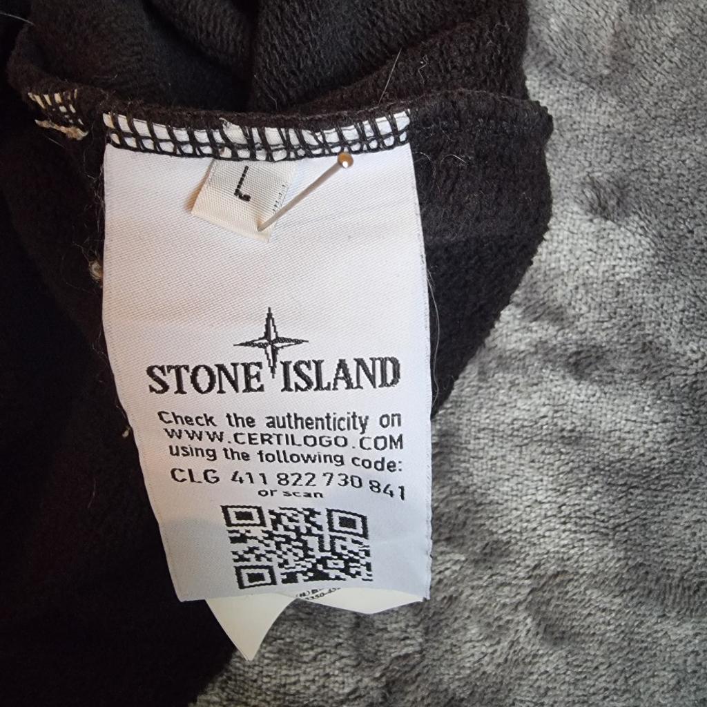 Verkaufe hier ein Stone Island Pullover Gr. L in schwarz. Wurde öfters getragen und man sieht an Nahtstellen Stellen das es abgefärbt ist.
Versandkosten extra.