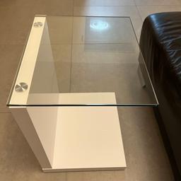Moderner Beisilltisch
Glas mit Hochglanz Weiß
Breite X Hohe X Tiefe : 40 X49,50 X 35 cm