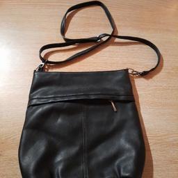 Sehr schöne geräumige Tasche von Liebeskind Zustand siehe Foto
Umhängetasche schwarz