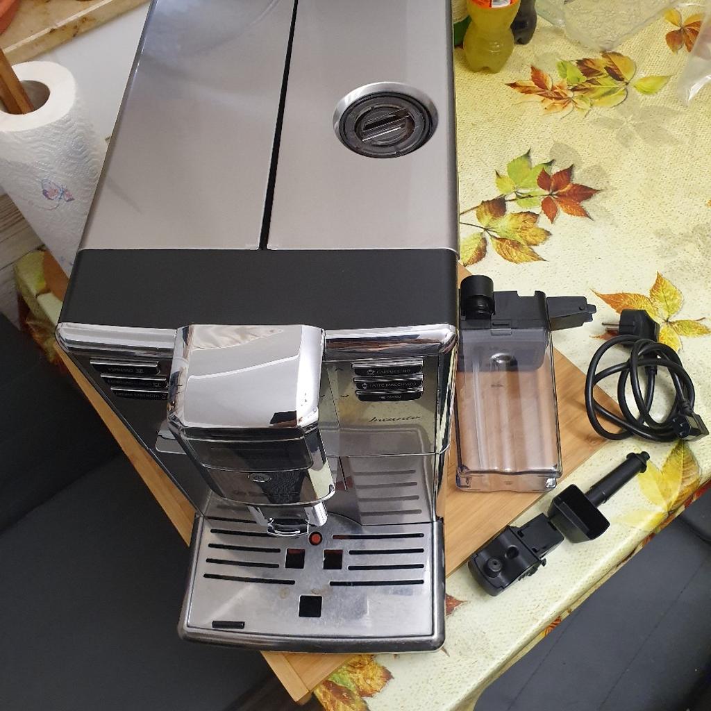 Kaffeevollautomat mit Zubehör
funktionsfähig 👍
/nur die zwei deckel eine seite Stifte leider gebrochen,,,aber kann reparieren, trotzdem Kaffeemaschine arbeitet normal.
Sie können benutzen oder für ersatzteile nutzen👍

ps::habe zwei Stück,-
 deshalb einz ist zu verkaufen)
