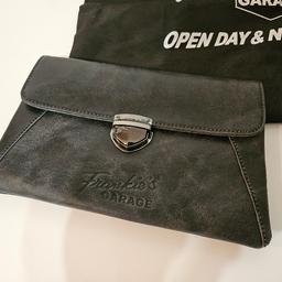 Neue, unbenützte Tasche von Frankie's Garage, mit Stoffbeutel, dunkelgrau
Größe ca. 24 x 16 cm