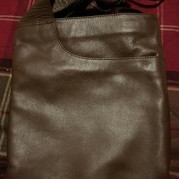 This bag was only used once so it’s still in perfect condition, it also comes with a dust bag to keep it clean/safe when not in use.                                                   I happy to post if buyer pays for postage, drop me a message if you have any questions.