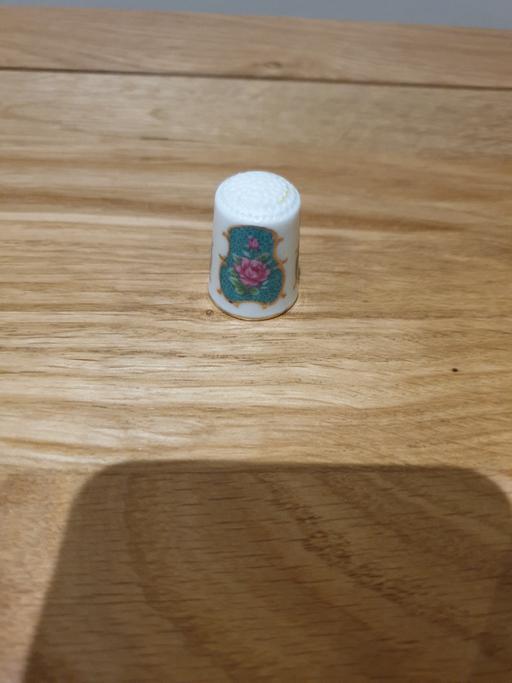 Buy & Sell Falkirk Stenhousemuir - Falkirk - Photos for Thimble With Flower Design On Green Backgroun