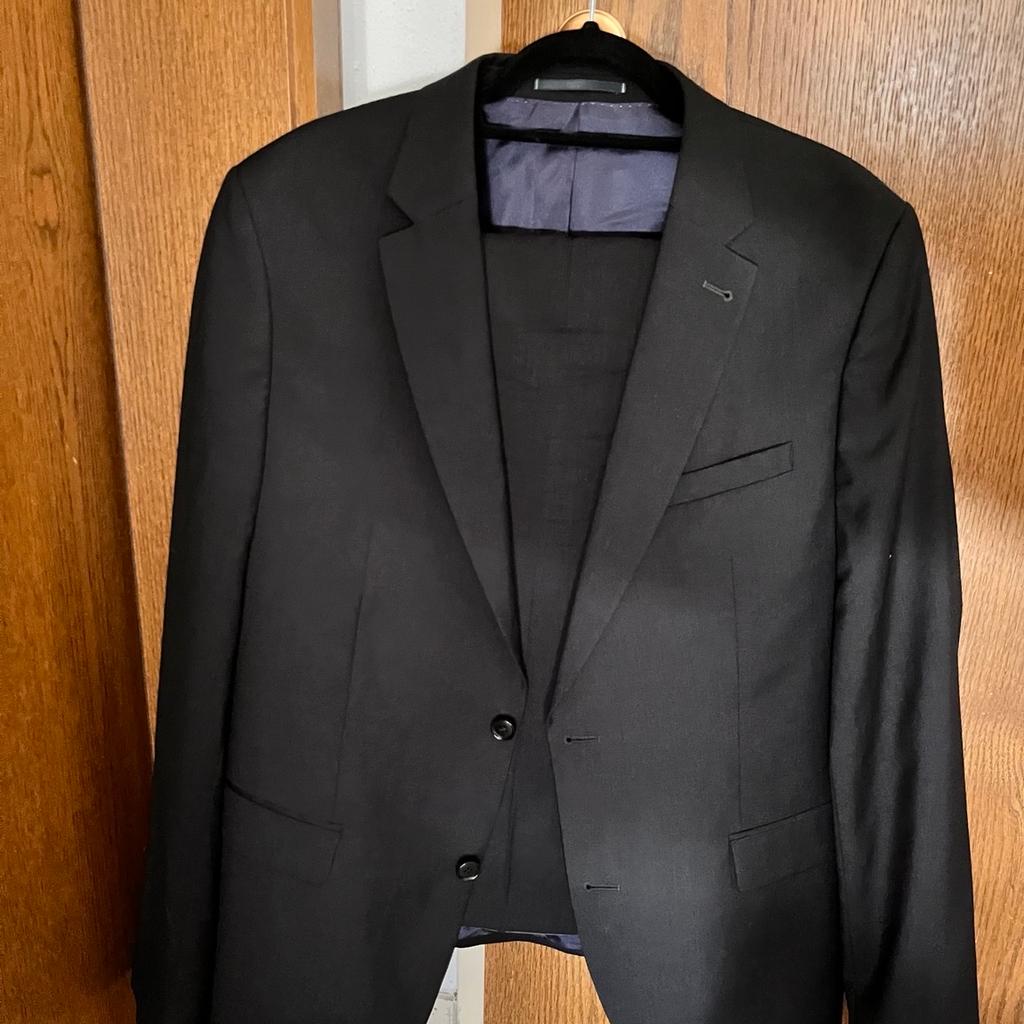 Super schöner Anzug 2-teilig in schwarz
Keine Mängel
Slim Fit (Angabe bei der Hose)