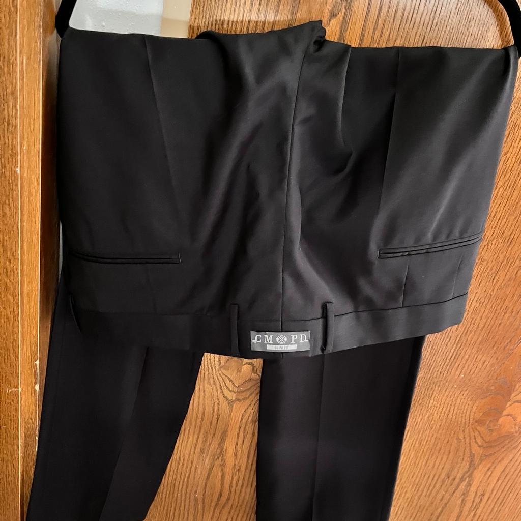 Super schöner Anzug 2-teilig in schwarz
Keine Mängel
Slim Fit (Angabe bei der Hose)