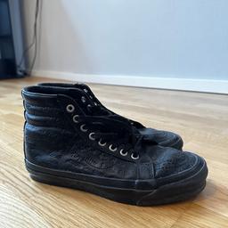 Leather VANS sneakers, EU 38 size, like new. Kaum getragen, da mir zu groß. Gerne weiter an prima Füße 🫶🏻  nur pick-up, keine Lieferung.