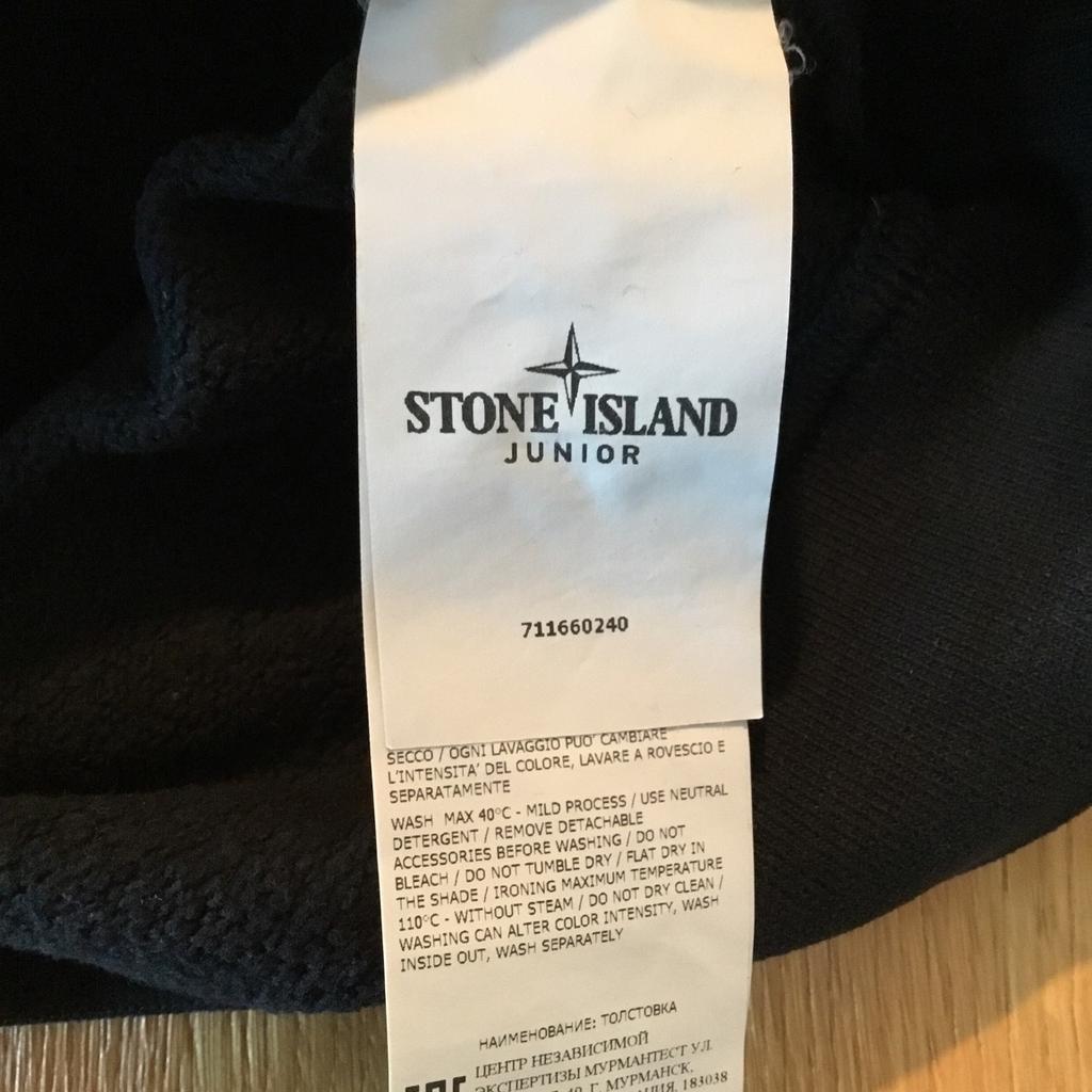 Schwarzer Hoodie von Stone Island Junior in Größe 10/142.

Der Hoodie ist nach 3-4 Wäschen nicht mehr „tiefschwarz“ aber in sehr gutem Zustand.

NP 180.-