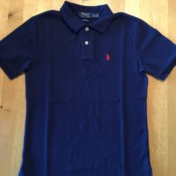 Polo Shirt in dunkelblau (sieht auf den Fotos heller aus) in absolut neuwertigem Zustand. 

Größe M / 10-12