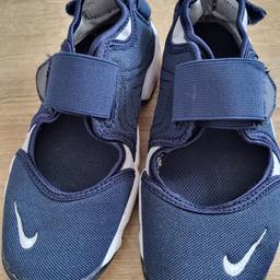 Childrens Nike Rifts size 12.5.
Cash only. PICK up only.
