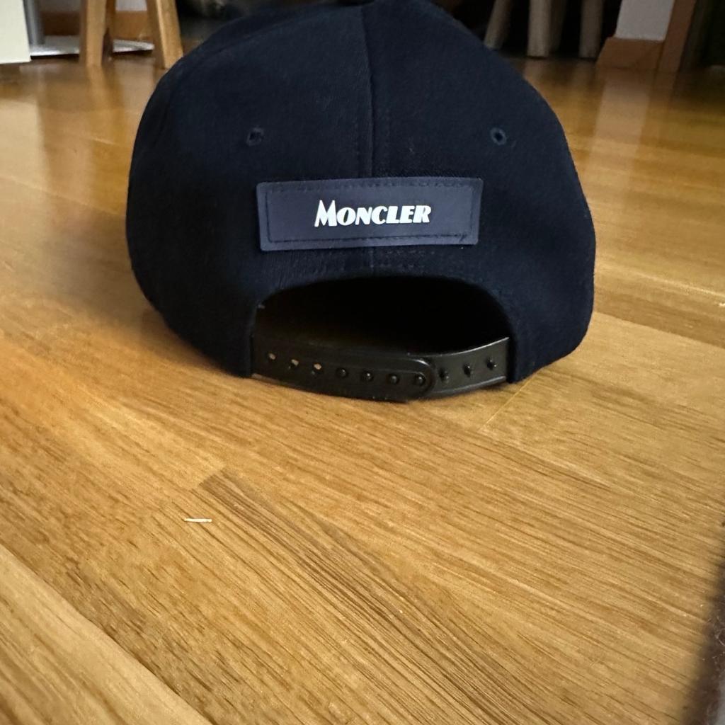 Orginal Moncler Kappe
Sehr selten getragen GR M /L
Farbe dunkel blau
Np 200€