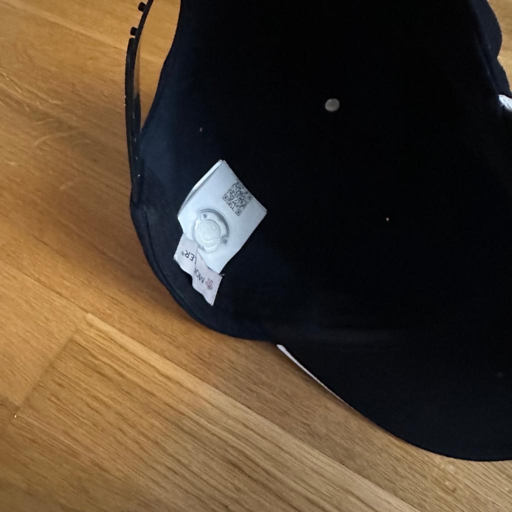 Orginal Moncler Kappe
Sehr selten getragen GR M /L
Farbe dunkel blau
Np 200€