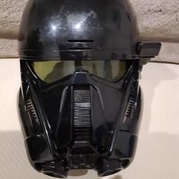 Childs Darth vader mask
lights up with battery's 
In excellent clean condition .