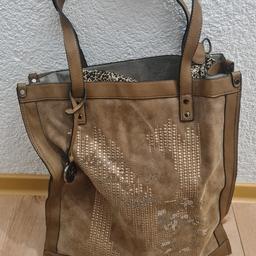 Damen Handtasche wenig genutzt abzugeben.
Maße 37x36x12 cm
Versand möglich 