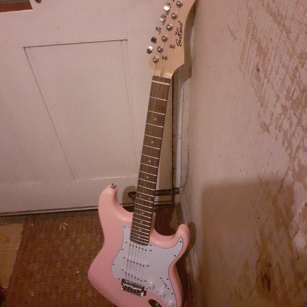 full electric guitar
fully strung
New strings
fully tuned
low action
Nice sound
07740174379