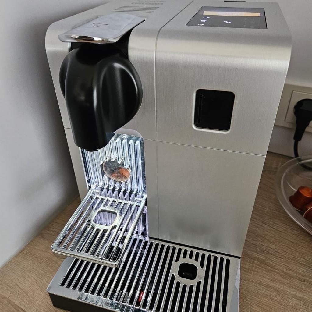 Wir verkaufen unsere Nespresso Lattissima Kapselmaschine mit Milchaufschäumer, Kapsel Dispender in edlem Aluminiumlook. Die Maschine funktioniert einwandfrei!
Vom Cappuccino bis zum Latte Macchiato oder Ristretto zaubert die Maschine besten Kaffeegenuß - natürlich nur aus hochwertigen Kaffeekapseln.

Abholung bevorzugt. Inkl. Zubehör!