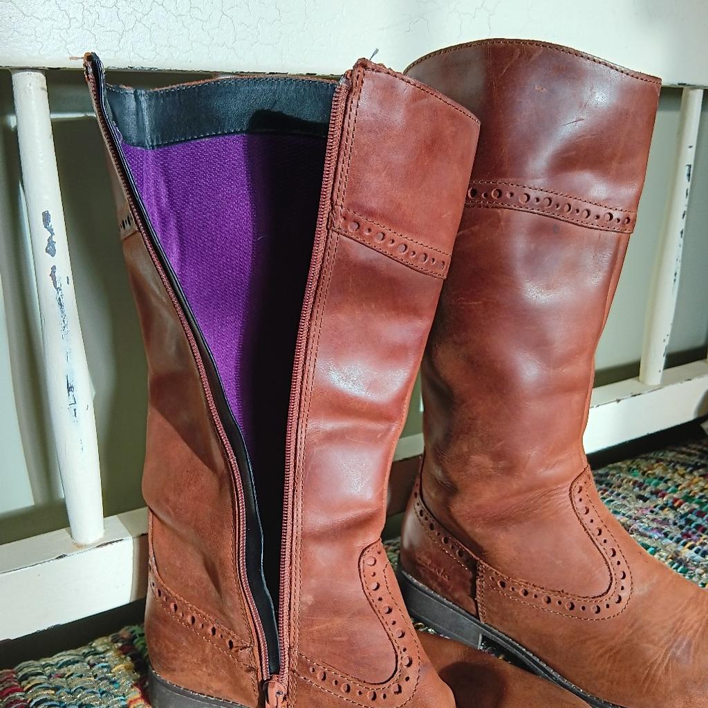 We have a beautiful pair of high quality Ladies / Girls Clarks leather boots
Tan colour
 UK size 3
Hardly worn
Very good condition