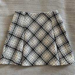 Zara mini skirt. Tweed black & white. 
Size xs
Condition- like new. 
38 cm long