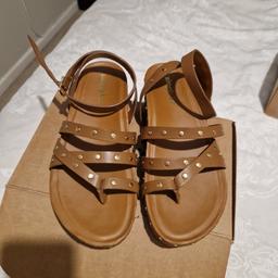 Worn Once
Tan colour wedge wide fit sandals SIZE 7
From Simply Be
Worn Once
RRP £44
COLLECTION WILLENHALL WV13 3BD