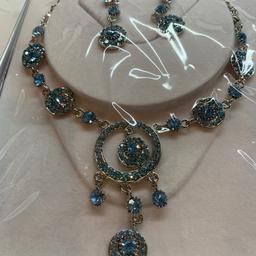 Silver blue jewellery set
Comes boxed