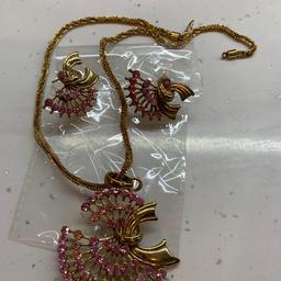 Earrings & Necklace Set
Pink diamanté stones
