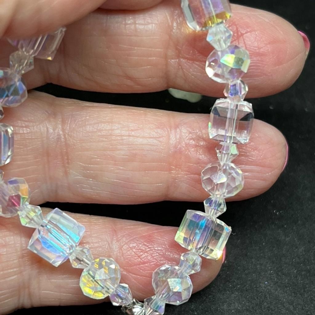 🌸Beautiful faux crystal bracelet with these lovely colour changing stones.
🌸Will fit up to a 7 1/2” wrist and they have an extension piece too.
🌸Can be collected from Loughton IG10 if you are local to Loughton.
🌸Comes with free postage.
🌸No offers please - price is firm.