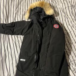 Very good condition been dry cleaned size medium

Canada goose Langford parka

No Canada goose pull zip tag lost it