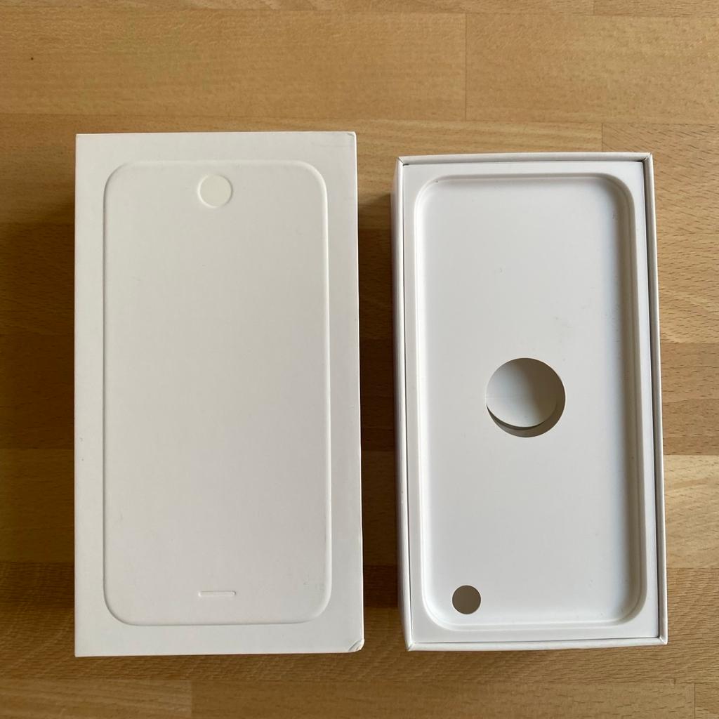 Originalverpackung des iPhone 6 OHNE das iPhone, nur die Schachtel mit Kurzanleitung, SIM-Nadel und Apple-Aufklebern (siehe Fotos)! Der Verkauf erfolgt unter Ausschluss jeglicher Sachmittelhaftung.
