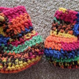 Lovely handmade pair of booties. Suitable for a boy or girl. Probably suited from about 3-6 months although no actual official size on them.