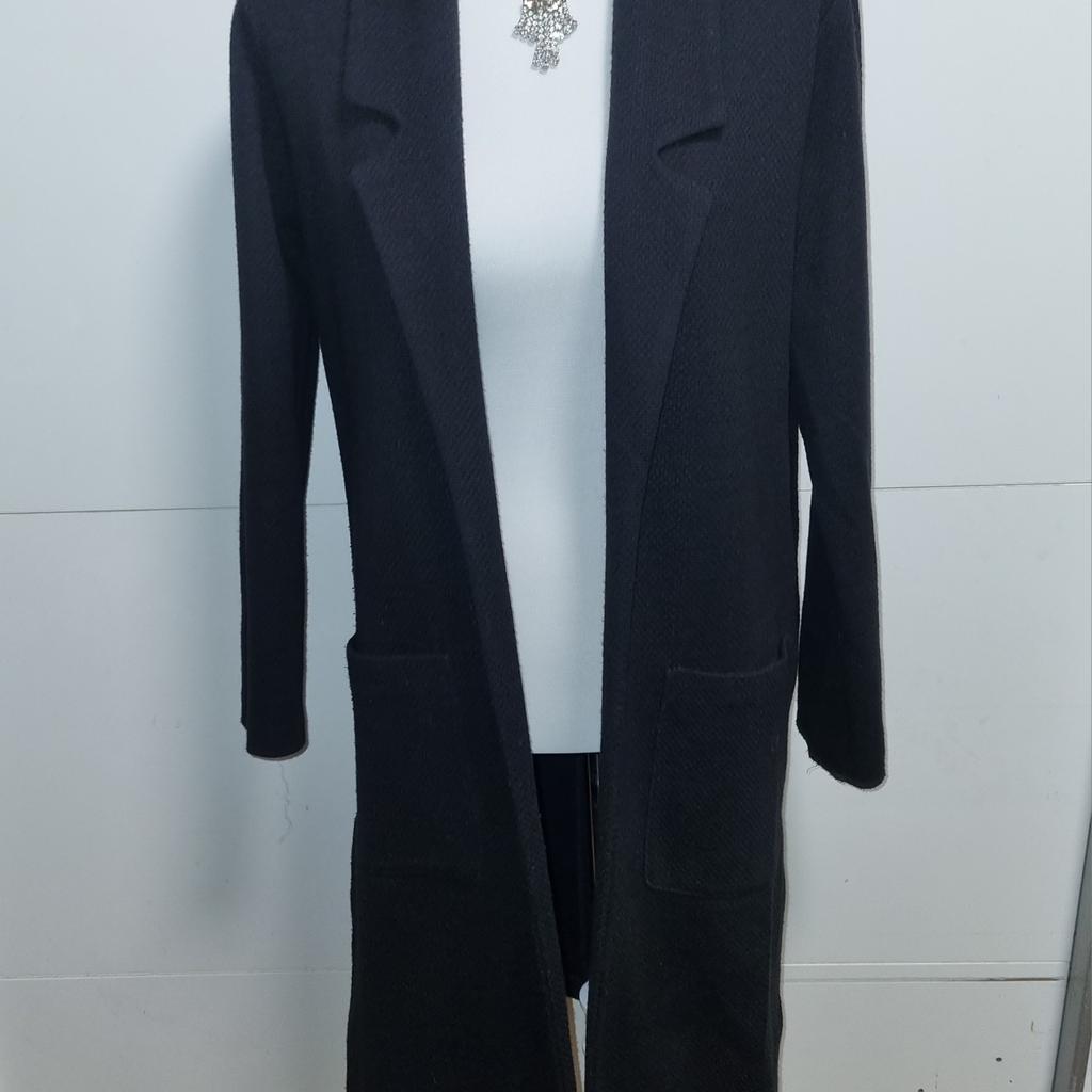 Wunderschönes Mantel für Damen. Hochwertige Markenqualität.
Ohne Flecken oder sonstiges.
Sieht sehr gut aus.
M - große
38 - große
Versand € 5