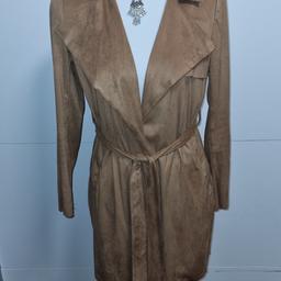 Wie ein neues und sehr schönes Mantel für Damen. Sehr angenehm zu tragen.
EU XS - große
34 - große
Versand € 5