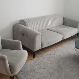 zwei sofa ein Sessel ein Tisch
Bett funktion
Lang 225 cm 
Breit 94 cm 
hochwertiges Material