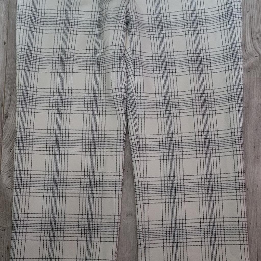 ZARA woman's cropped trousers. Brand new ones. Size L. Collection or local delivery.