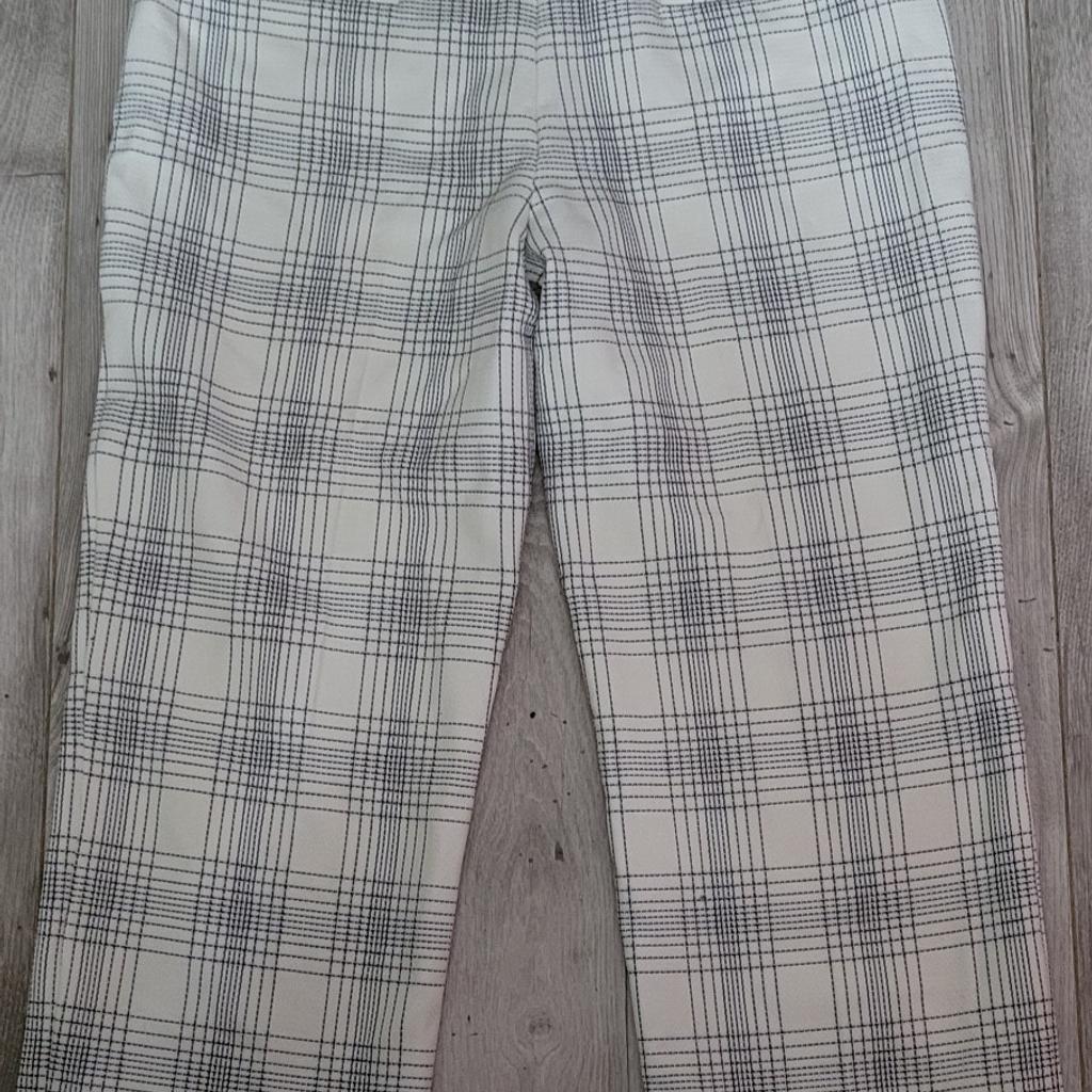 ZARA woman's cropped trousers. Brand new ones. Size L. Collection or local delivery.