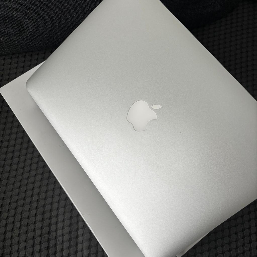 Ich verkaufe mein MacBook Air 13 aus dem Jahr 2014 mit 128 GB.
Das Gerät ist wie neu, wurde selten benutzt und hat keine Beschädigungen, keine Pixelfehler und auch die Tastatur funktioniert einwandfrei.
Es handelt sich um das begehrte Modell mit dem leuchtenden Apple Logo auf der Rückseite, welches ab 2015 abgeschafft wurde.
OVP + originales Ladekabel sind dabei