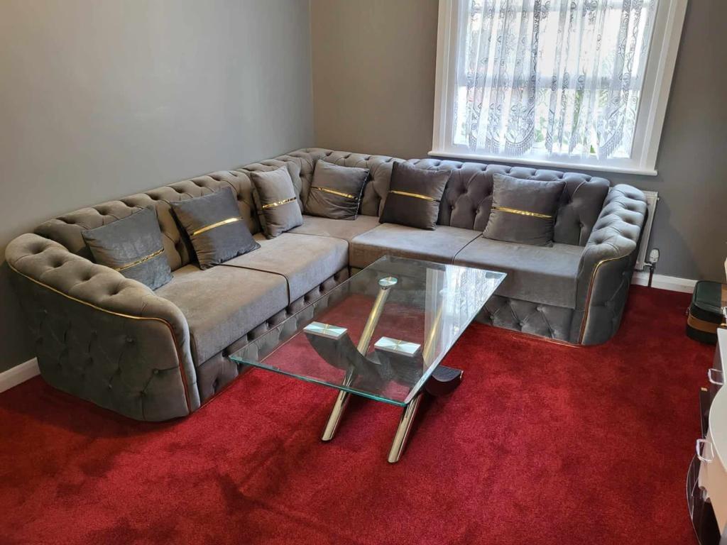 EYE CATCHING MADRID SOFA FOR SALE!! in E16 London für 899,00 £ zum
