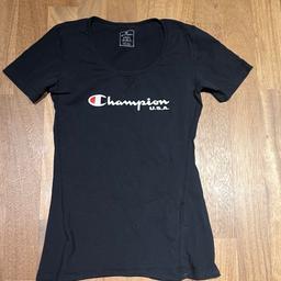 Schwarzes Shirt der Marke Champion mit leichten Gebrauchsspuren