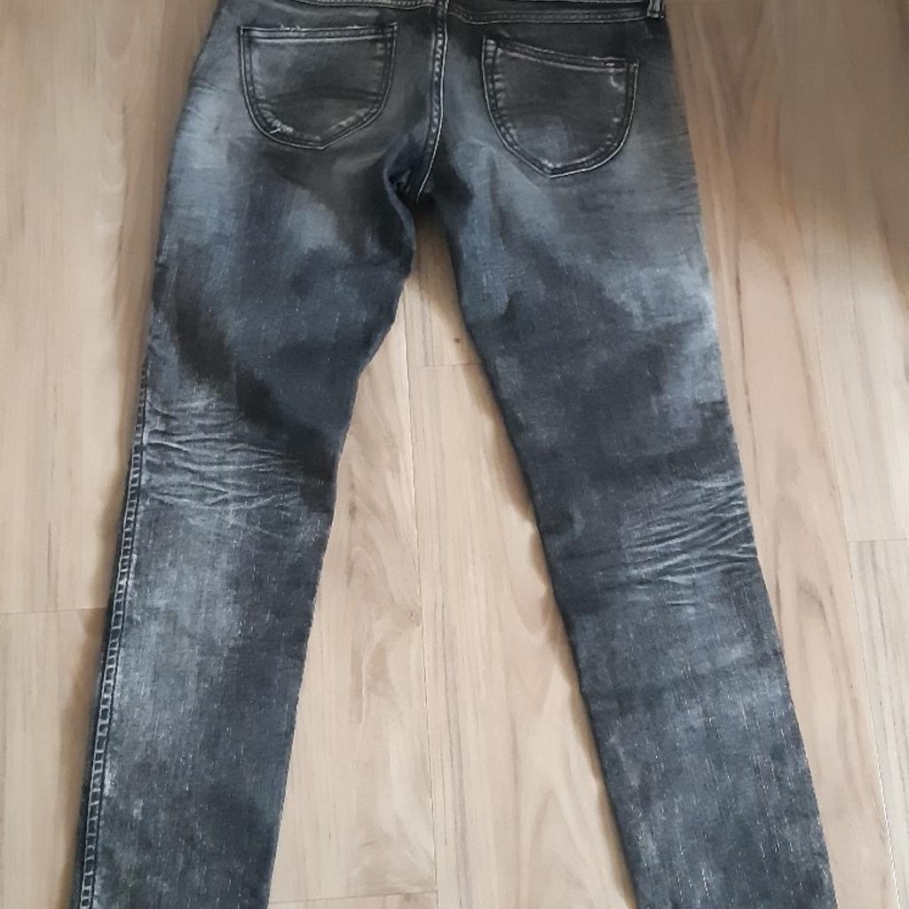 Hilfiger Jeans Damen Gr 28/32(eher 27/32)
Neu nie getragen
Schwarz/Grau
Versand möglich
Preis inkl Versand