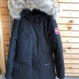 Verkaufe meinen originalen Canada Goose - Trillium Parka XS in schwarz.

Groß geschnitten & passt daher auch bei einer größe von S/M

Zustand gut, normale abnutzungen.
Beim linken Ärmel unten beim Stoffband und höhe Ellenbogen abnützungen- siehe Bilder.

Rechnung vorhanden! Gekauft im 4D in Bregenz.

NP auf Canada Goose Seite 1750€
Kein Versand! Nur Abholung in Bregenz