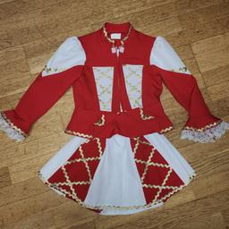 Cheerleader Kostüm;
2teilig (Jacke und Rock)
mit 4 Poms;

Größe: 128 (eher 122)