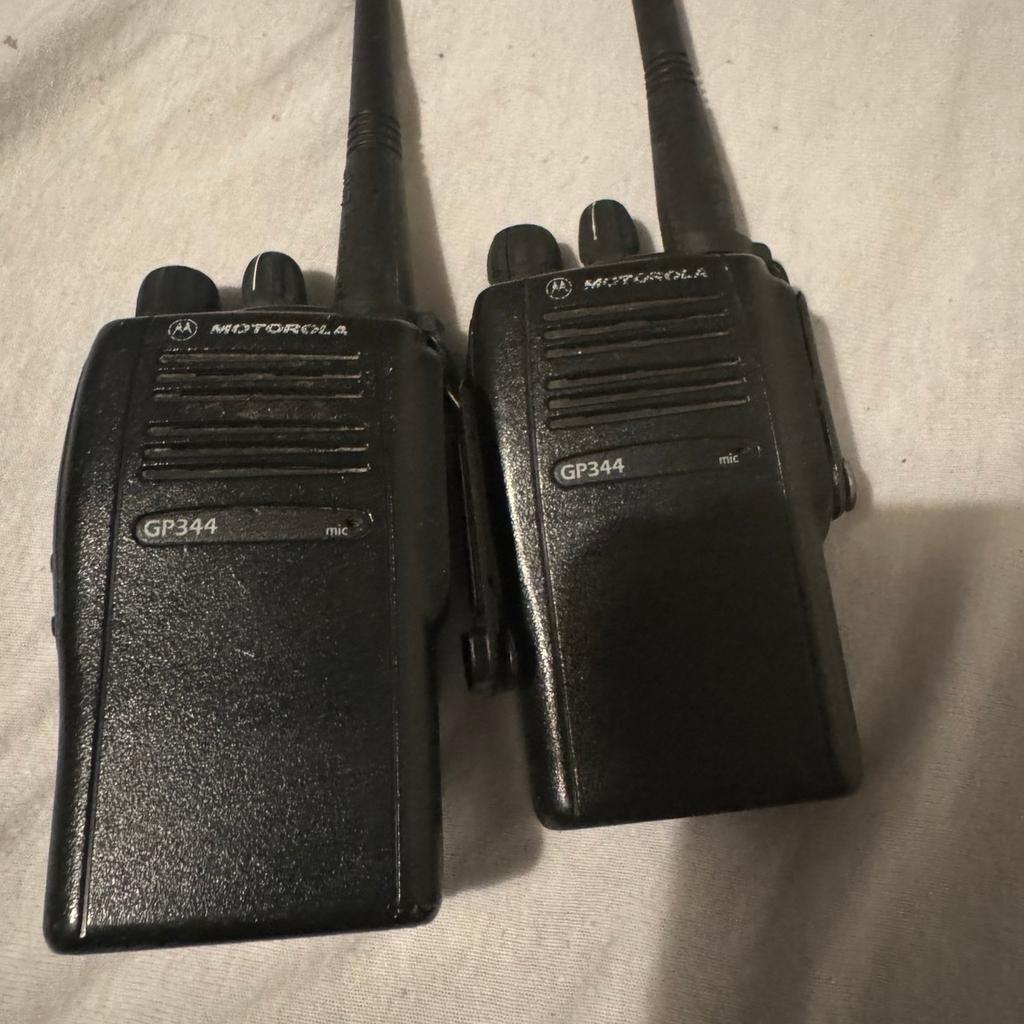 Fair condition, working Motorola gp344 x2 no battery
Loads different ear pieces
Charger