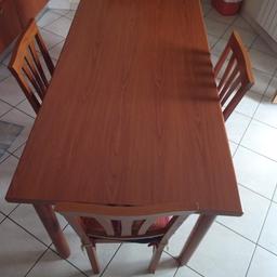 Vendo tavolo cucina misura 160x80 cm, allungabile fino a 2 m. Colore legno ciliegio con piedi in legno massello. Venduto con 6 sedie in legno massello di faggio in tinta ciliegio come da foto i. Ottimo stato..
