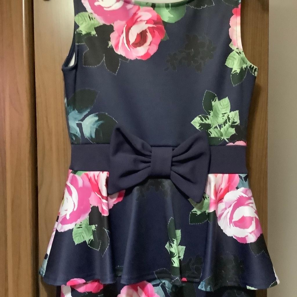 Quiz Navy floral dress
Please view my other items
Pick up only please