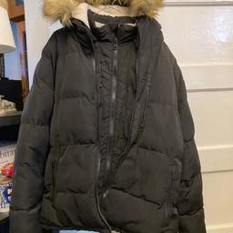 From. Sports Direct 
Worn twice 
My son says. “He’s too hot “, in this jacket

Fab condition 
Double set of zips
Front pockets
Detachable fur piece on hood

Size 2XL

Asking. £25