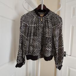 Cardigan Blouse”Michael Kors”

Full Zip

With Pockets

 Black White Mix Colour

 Good Condition

Actual size: cm and m

Length: 54 cm front

Length: 53 cm back

Length: 30 cm from armpit side

Sleeves length: 69 cm from neck

Volume hands: 40 cm from neck

Breast volume: 1.08 m – 1.09 m

Volume waist: 1.00 m – 1.02 m

Volume hips: 90 cm – 92 cm

Size: S/M (approximately)

( The size on the tag is not indicated.

Please,see actual measurements )

100 % Polyester

Trim Fabric: 100 % Acetate

Rib: 46 % Cotton
 39 % Rayon
 14 % Nylon
 1 % Elastane

Dry clean only

Made in China