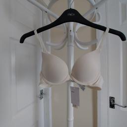 Bra “M&S”

With Underwire

Cream Colour

 New With Tags

Value Padded

Actual size: cm

Breast volume: 60 cm - 65 cm

Depth bust: 9.5 cm

Size: 32A (UK)

 Eur 70A, FR 85A

67 % Cotton
28 % Polyester
 5 % Elastane

Exclusive Trimmings

Made in China

Retail Price £ 20.00