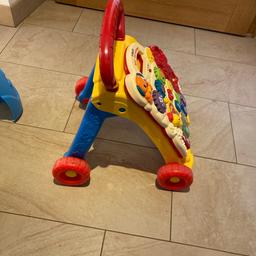 Lauflernwagen für Kleinkinder 
Die Spielplatte ist abnehmbar und kann auch zum spielen genutzt werden. 
Spielt verschiedene Melodien und Lieder
Eine kleine Spende dafür wäre nett.  
 
Nichtraucher Haushalt 
Nur Selbstabholer