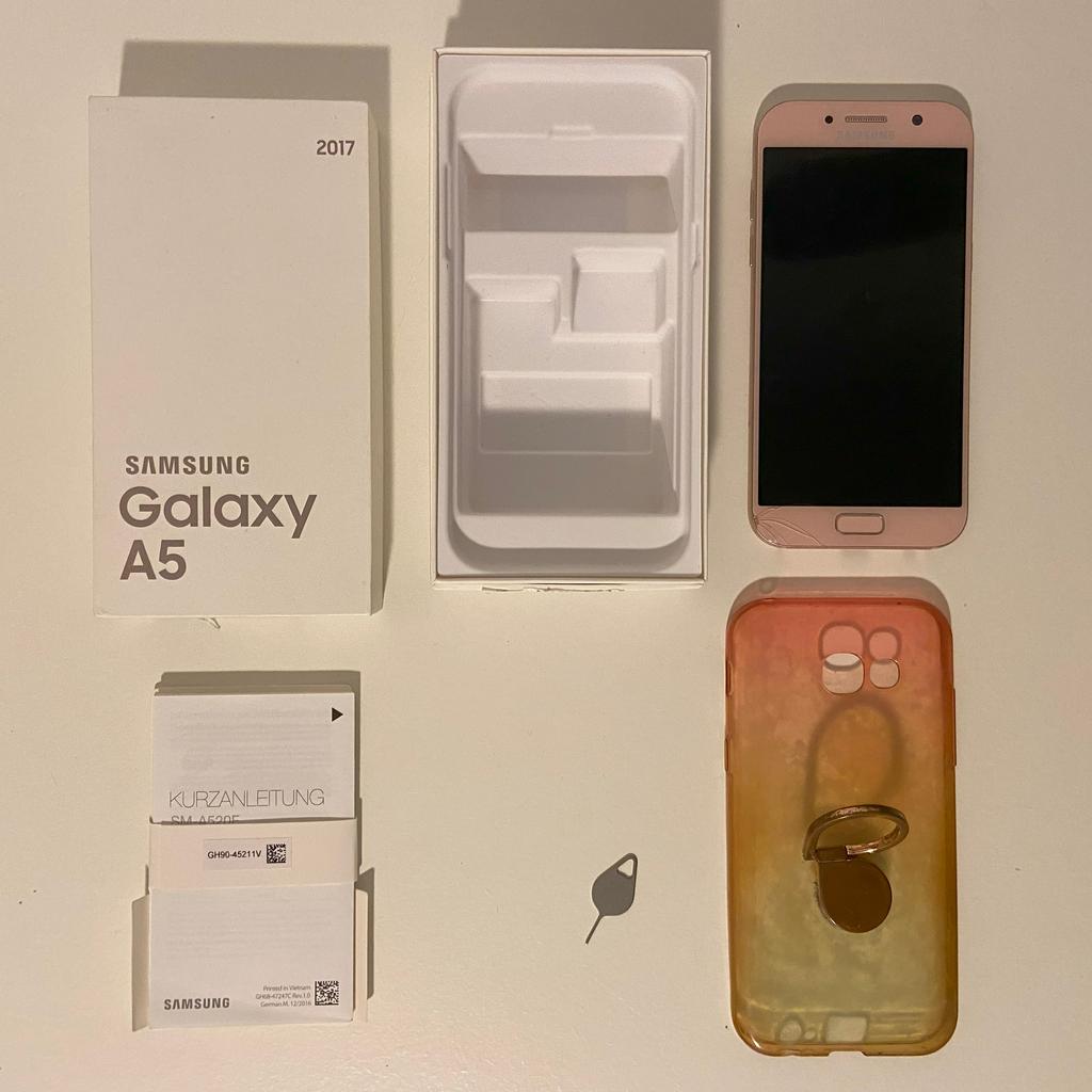 Samsung Galaxy A5 + Silikonhülle

- Zustand: In Ordnung, das Handy hat leider einen Sprung im Gehäuse der Frontseite. Das Display ist nicht betroffen und funktioniert einwandfrei (siehe Fotos), das Handy wird ohne Zubehör, ohne SD-Karte, mit Silikonhülle verkauft, die allerdings auch schon bessere Tage gesehen hat
- Marke: Samsung
- Modell: Galaxy A5
- Kapazität: 32 GB
- Farbe: Rosa
- SIM-Lock: Keine SIM-Beschränkungen (es wurde 2017 oder 2018 mit einem Telekomvertrag gekauft, jedoch ist die SIM-Beschränkung mittlerweile aufgehoben (es wurde getestet)
- Sonstiges: Nichtraucherhaushalt mit zwei BKH Katzen

Beachtet auch unsere anderen Angebote!!!