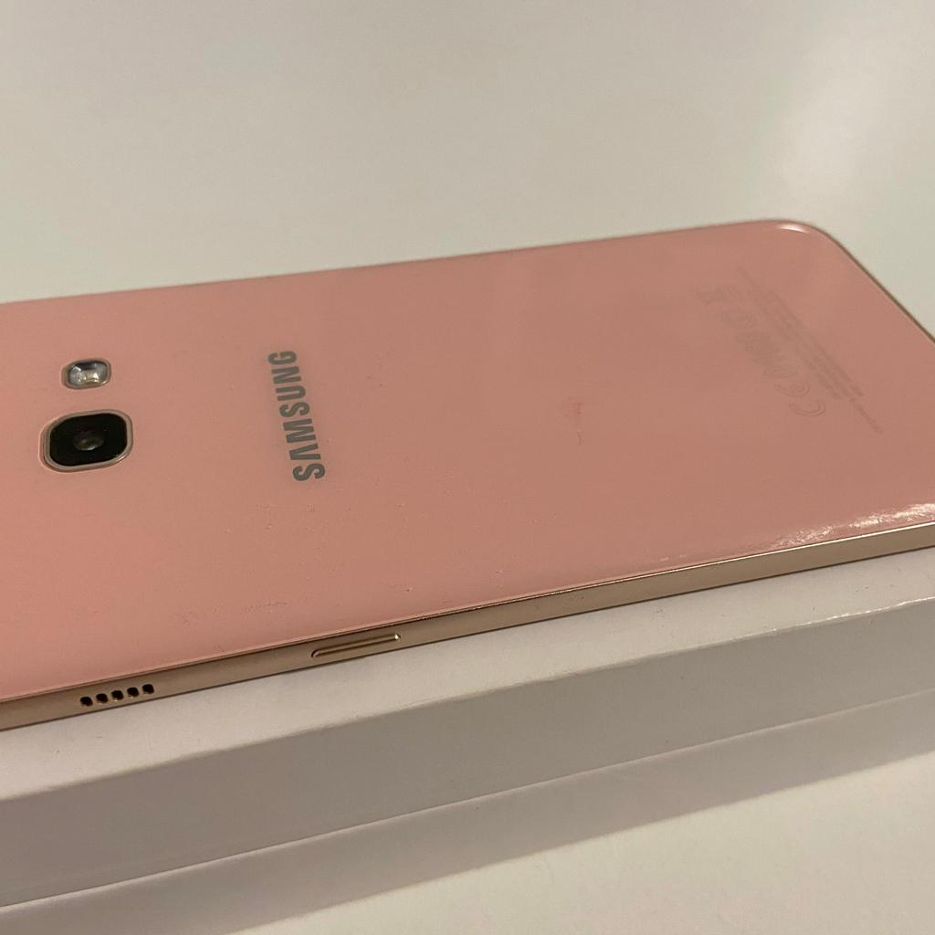 Samsung Galaxy A5 + Silikonhülle

- Zustand: In Ordnung, das Handy hat leider einen Sprung im Gehäuse der Frontseite. Das Display ist nicht betroffen und funktioniert einwandfrei (siehe Fotos), das Handy wird ohne Zubehör, ohne SD-Karte, mit Silikonhülle verkauft, die allerdings auch schon bessere Tage gesehen hat
- Marke: Samsung
- Modell: Galaxy A5
- Kapazität: 32 GB
- Farbe: Rosa
- SIM-Lock: Keine SIM-Beschränkungen (es wurde 2017 oder 2018 mit einem Telekomvertrag gekauft, jedoch ist die SIM-Beschränkung mittlerweile aufgehoben (es wurde getestet)
- Sonstiges: Nichtraucherhaushalt mit zwei BKH Katzen

Beachtet auch unsere anderen Angebote!!!