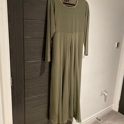 Chiffon fully lined khaki light weight maxi dress
Lovely dress can be paired with heels and printed scarf
Or can be worn under a khimono
Brand new no tag
Size 11/14 